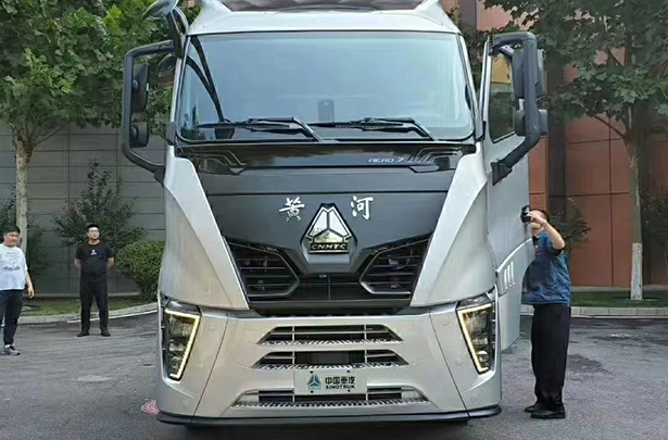 新黄河双桥牵引车
