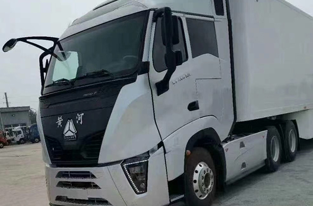 新黄河双桥牵引车