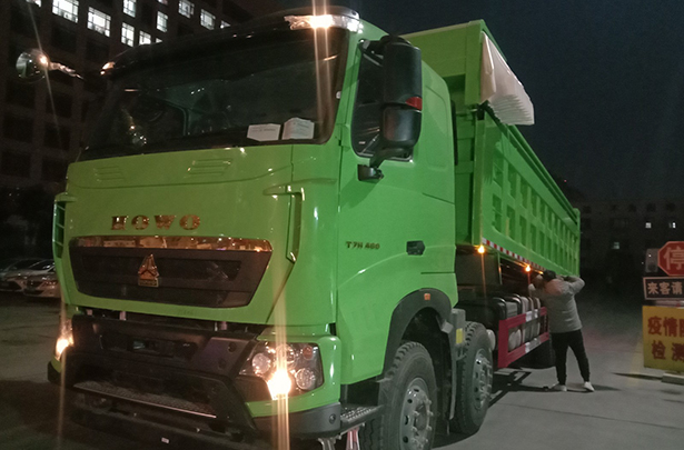 豪沃T7前四后八8.5米自卸车