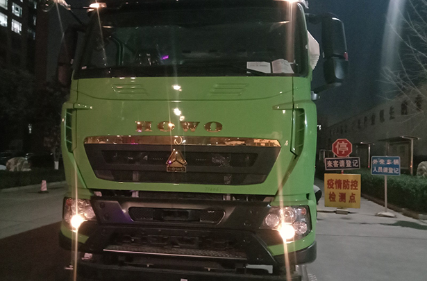 豪沃T7前四后八8.5米自卸车