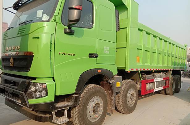 豪沃T7前四后八8.5米自卸车