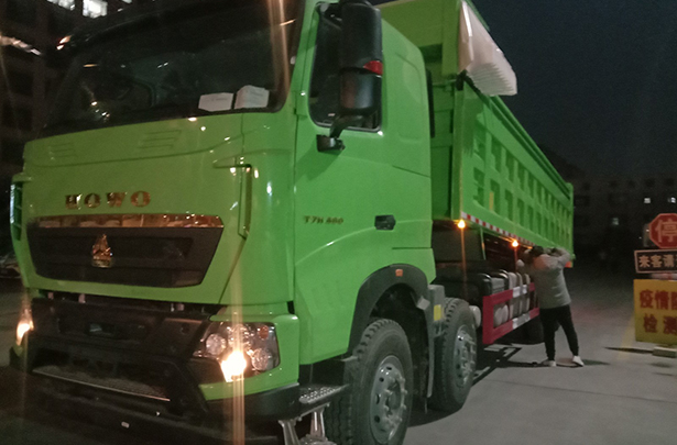 豪沃T7前四后八8.5米自卸车